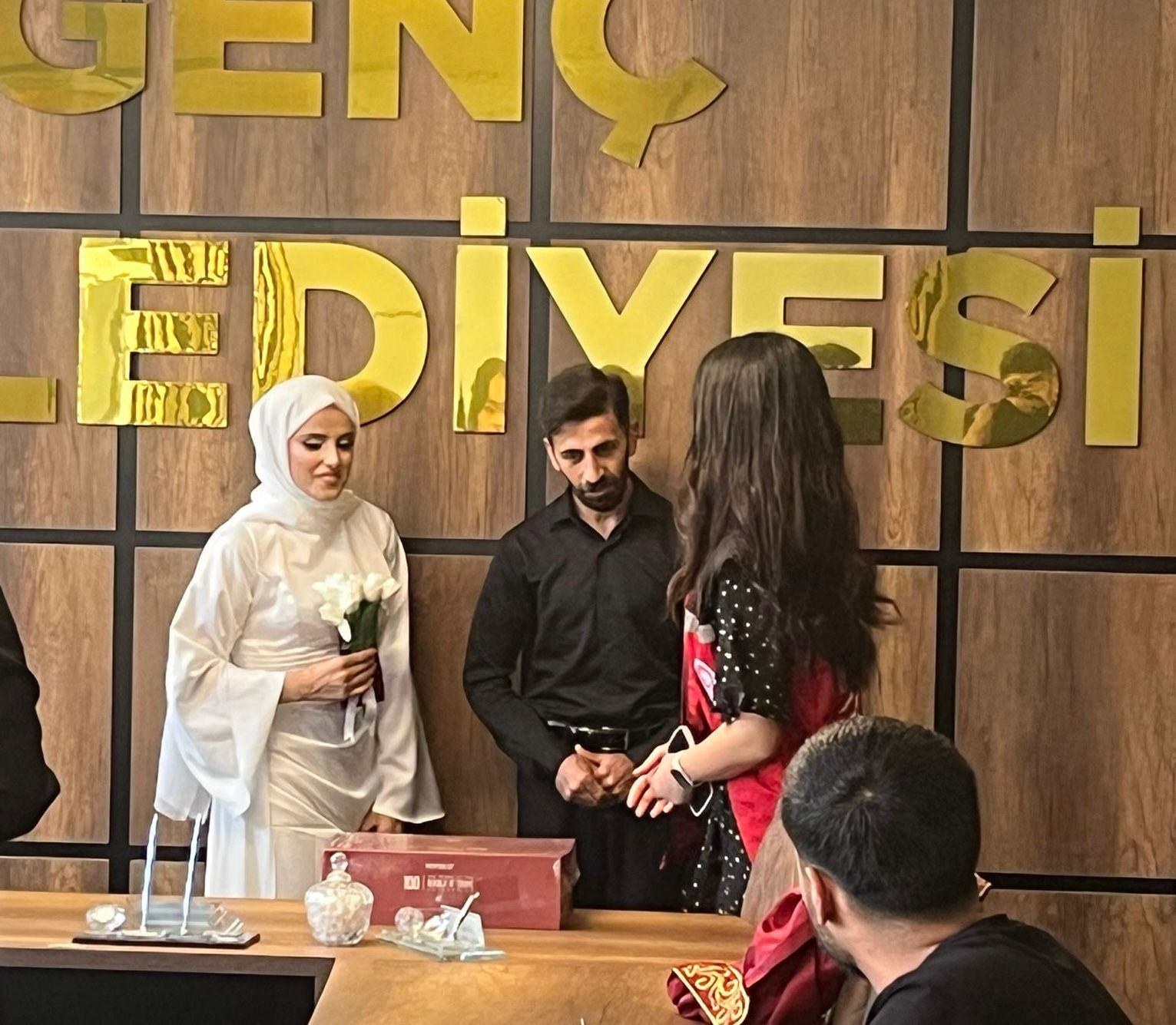 2025 Aile yılı kapsamında İl Müdürlüğümüze bağlı Genç Sosyal Hizmet Merkezi Müdürlüğü personeli tarafından ilçemizde nikahı yapılan genç çiftimizin nikah törenine katılarak hediyeleri takdim edilmiştir. 