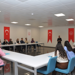 Bozok Üniversitesi İletişim Fakültesi Dekanı Prof. Dr. Zülfiye Acar Şentürk Kuruluşumda çalışmakta olan personellere yönelik eğitim düzenledi. - fotoğraf 2