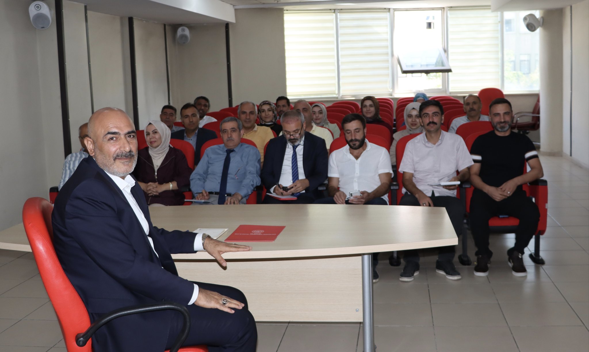 İl Müdürümüz Abdulbari AKSOY başkanlığında, İl Müdür Yardımcıları ve kuruluş müdürlerinin katılımıyla gerçekleştirilen toplantıda, kadın, çocuk, engelli ve diğer hizmet alanlarıyla ilgili genel bir değerlendirme yapılmıştır. 