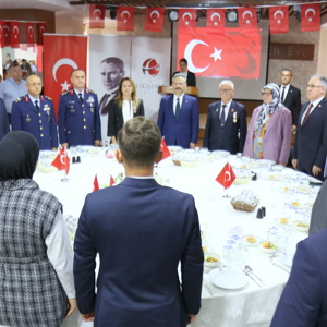 Kahraman Gazilerimiz Ve Aileleri Onuruna Yemek Programı Düzenledi - fotoğraf 2