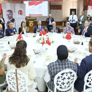 Kahraman Gazilerimiz Ve Aileleri Onuruna Yemek Programı Düzenledi - fotoğraf 5
