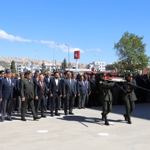 Valilik Atatürk Anıtı’nda Düzenlenen Çelenk Sunma Törenine Katılım Sağladık - fotoğraf 2