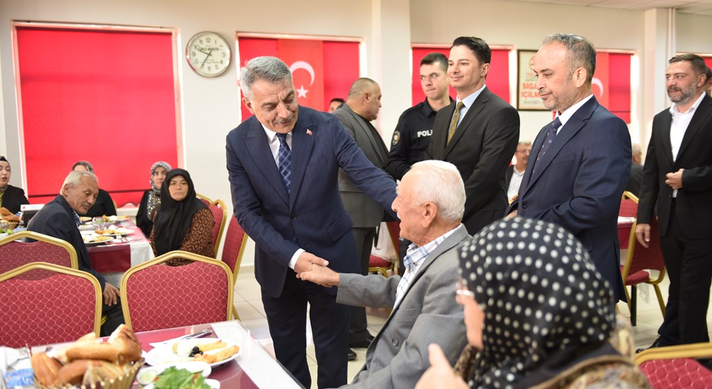 19 Eylül Gaziler Günü dolayısıyla Valimiz Mehmet Ali Özkan, İl Müdürümüz Arif Topal ve İl Protokolü Gazilerimiz ve Şehit Yakınlarıyla bir arada.