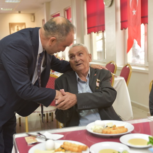 19 Eylül Gaziler Günü dolayısıyla Valimiz Mehmet Ali Özkan, İl Müdürümüz Arif Topal ve İl Protokolü Gazilerimiz ve Şehit Yakınlarıyla bir arada. - fotoğraf 4
