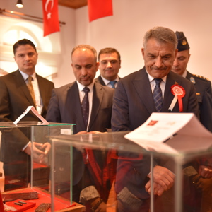 “Şehadetin Başladığı Noktadan Sonsuzluğa” sergisi, Valimiz Mehmet Ali Özkan’ın katılımıyla ziyaret edildi. - fotoğraf 3