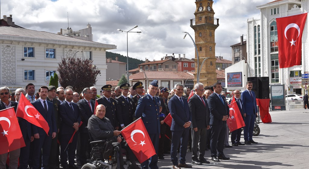 Cumhuriyetimizin kahraman gazileri için düzenlenen törende; Valimiz Mehmet Ali Özkan, İl Müdürümüz Arif Topal ve il protokolümüz hazır bulundu.