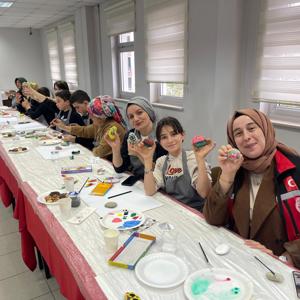 "Neşeli Eller" Etkinliğiyle Renkli ve Anlamlı Bir Gün Yaşandı - fotoğraf 14