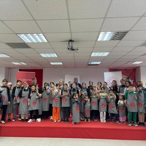 "Neşeli Eller" Etkinliğiyle Renkli ve Anlamlı Bir Gün Yaşandı - fotoğraf 13