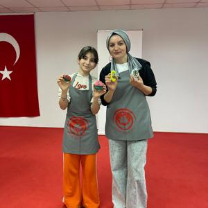 "Neşeli Eller" Etkinliğiyle Renkli ve Anlamlı Bir Gün Yaşandı - fotoğraf 18