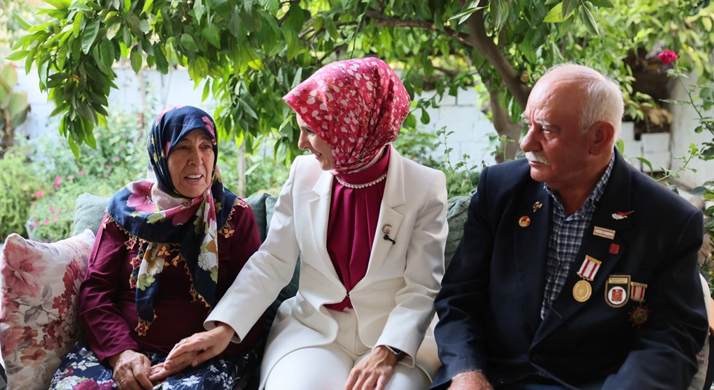 Bakanımız Göktaş, Kıbrıs Gazisi ve eşinin 48 yıllık yuvasına misafir oldu