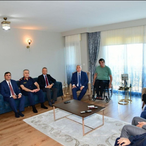 Trabzon Valisi Aziz Yıldırım ve eşi Güllühan Yıldırım Hanımefendi Gazilerimizi Ziyaret Etti. - fotoğraf 1