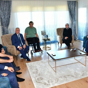 Trabzon Valisi Aziz Yıldırım ve eşi Güllühan Yıldırım Hanımefendi Gazilerimizi Ziyaret Etti. - fotoğraf 4
