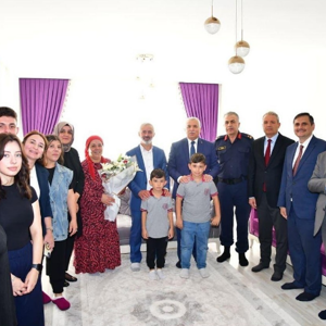 Trabzon Valisi Aziz Yıldırım ve eşi Güllühan Yıldırım Hanımefendi Gazilerimizi Ziyaret Etti. - fotoğraf 2