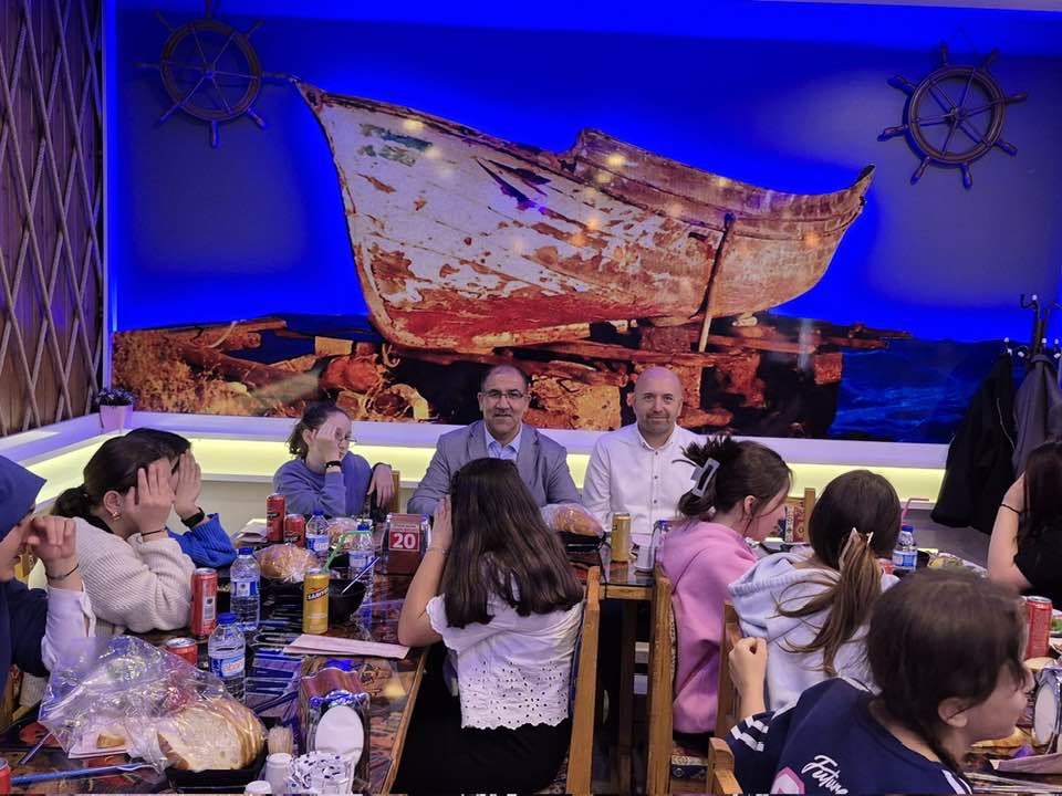 2025-2026 Eğitim Öğretim Yılı’nın heyecanını yaşadığımız bu günlerde, Çocuk Evleri Koordinasyon Merkezi Müdürlüğümüze bağlı çocuk evlerinde kalan yavrularımızla aynı sofrayı paylaşmanın mutluluğunu yaşadık.