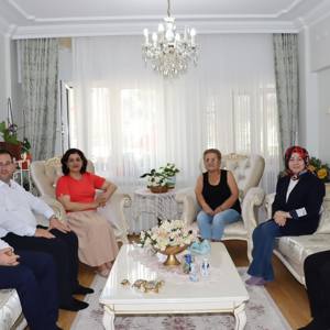 Valimiz Sayın Mustafa Yavuz'un Eşi Süreyya Yavuz Hanımefendi, Şehit Annesi Reyhan Hırçın'ı Evinde Ziyaret Etti - fotoğraf 1