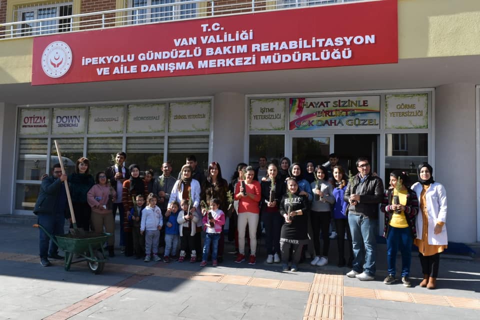 Van'da Engelli Bireyler Ağaç Dikti