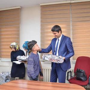 Sokakta çalışmaları engellenen çocuklara spor ayakkabısı - fotoğraf 4
