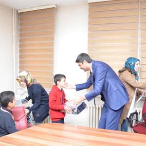Sokakta çalışmaları engellenen çocuklara spor ayakkabısı - fotoğraf 5
