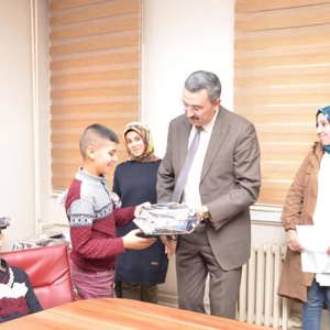 Sokakta çalışmaları engellenen çocuklara spor ayakkabısı - fotoğraf 6