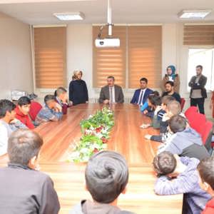 Sokakta çalışmaları engellenen çocuklara spor ayakkabısı - fotoğraf 8