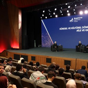 Bakanımız Göktaş, "Bosphorus Diplomasi Forumu'nda" gençlerle bir araya geldi - fotoğraf 3