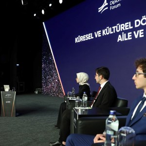 Bakanımız Göktaş, "Bosphorus Diplomasi Forumu'nda" gençlerle bir araya geldi - fotoğraf 4