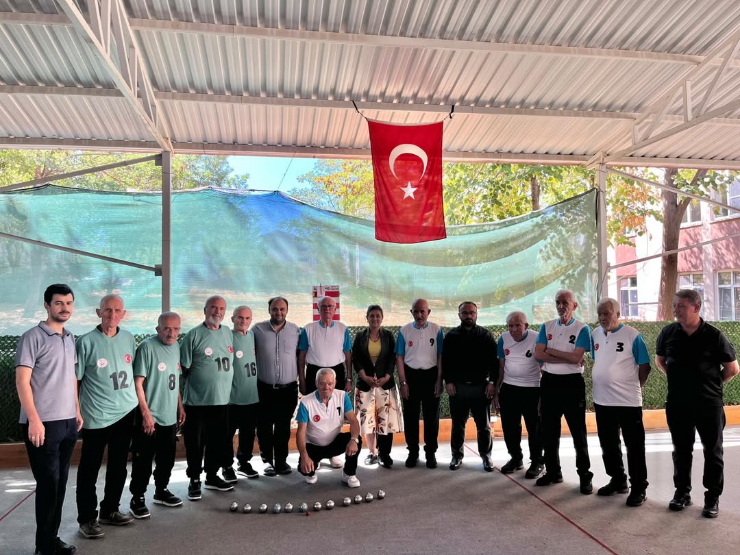 “İl Müdürümüz Sayın Emine BÖÇKÜN, Balıkesir Huzurevi YBRM Müdürlüğümüz ve İznik Ülker Aktar Huzurevi YBRM Müdürlüğü arasında oynanan Bocce maçını izledi”