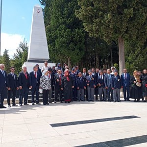 “Valimiz Sayın İsmail USTAOĞLU ve beraberinde İl Protokolümüzün Saygıdeğer Üyeleri, Balıkesir Şehitliği’nde düzenlenen programda Şehit Aileleri ile bir araya geldi.” - fotoğraf 1
