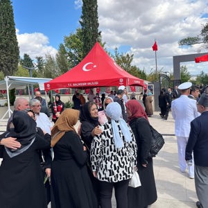 “Valimiz Sayın İsmail USTAOĞLU ve beraberinde İl Protokolümüzün Saygıdeğer Üyeleri, Balıkesir Şehitliği’nde düzenlenen programda Şehit Aileleri ile bir araya geldi.” - fotoğraf 3