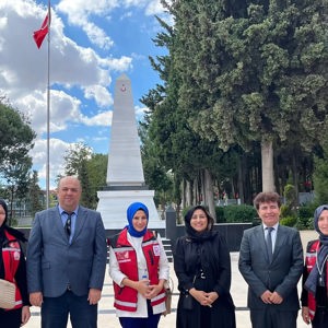 “Valimiz Sayın İsmail USTAOĞLU ve beraberinde İl Protokolümüzün Saygıdeğer Üyeleri, Balıkesir Şehitliği’nde düzenlenen programda Şehit Aileleri ile bir araya geldi.” - fotoğraf 6