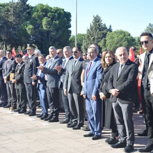 “19 Eylül Gaziler Günü kapsamında; Valimiz Sayın İsmail USTAOĞLU ve beraberinde İl Protokolümüzün Saygıdeğer Üyeleri ile Atatürk Anıtı’na çelenk sunma törenine katılım sağladı.” - fotoğraf 1
