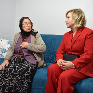  Ekim Dünya Yaşlılar Günü dolayısıyla Yozgat Valimiz Sayın Mehmet Ali Özkan’ın eşi Arzu Özkan Hanımefendi ve İl Müdürümüz Arif Topal, yaşlılarımızı hanelerinde ziyaret ettiler. - fotoğraf 2