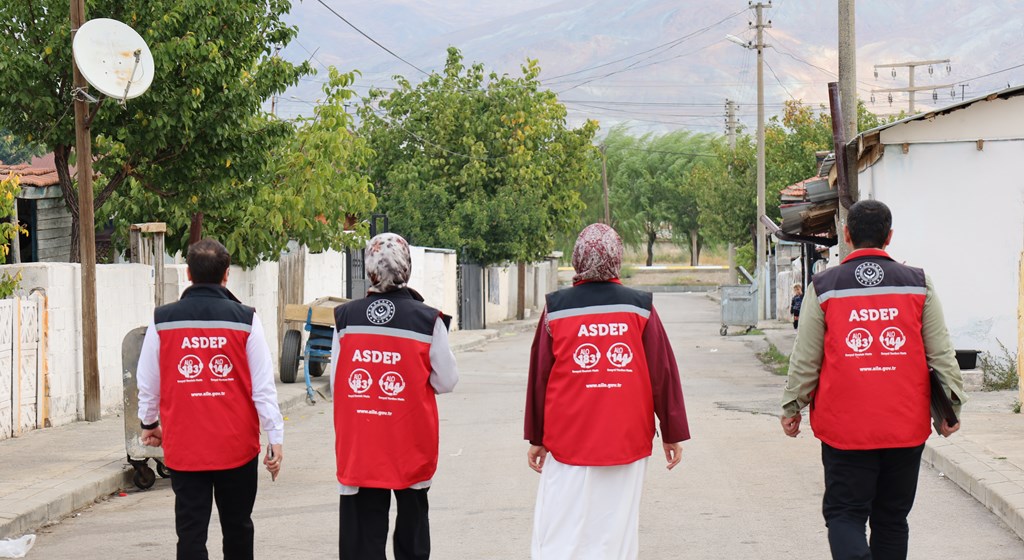 Arz Odaklı Hizmet Anlayışı ile Vatandaşlarımızı Hanelerinde Ziyaret Ediyor, İhtiyaç ve Taleplerini Yerinde Değerlendiriyoruz.