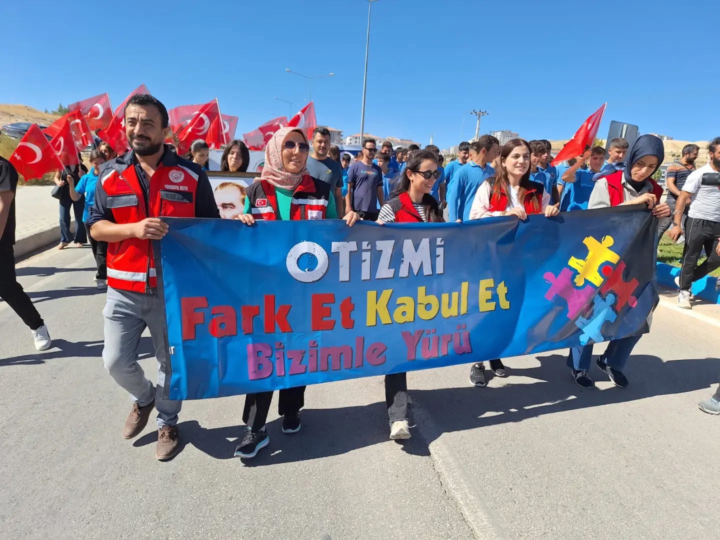 Besni’de Eğitim Bayramı ve Otizm Farkındalık Yürüyüşüne Katıldık - fotoğraf 1