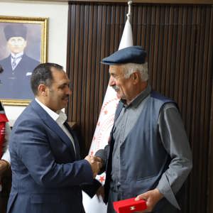 Depremde Madalyasını Kaybeden Kıbrıs Gazimize Yeni Madalyasını Takdim Ettik - fotoğraf 2