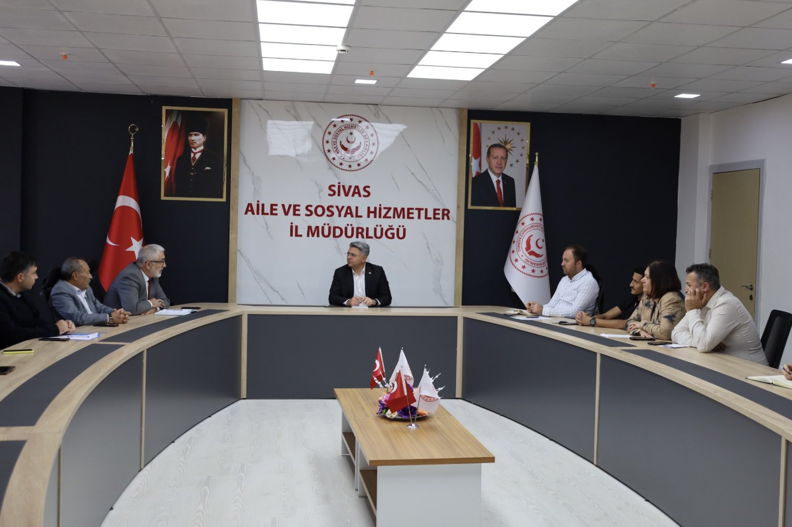 3 Aralık Dünya Engelliler Günü dolayısıyla, İl Müdürümüz Özgür Kırmızıtaş başkanlığında, İl Müdür Yardımcımız Efe Zileli ve ilimizde faaliyet gösteren özel bakım merkezlerinin temsilcilerinin katılımıyla bir toplantı gerçekleştirildi.