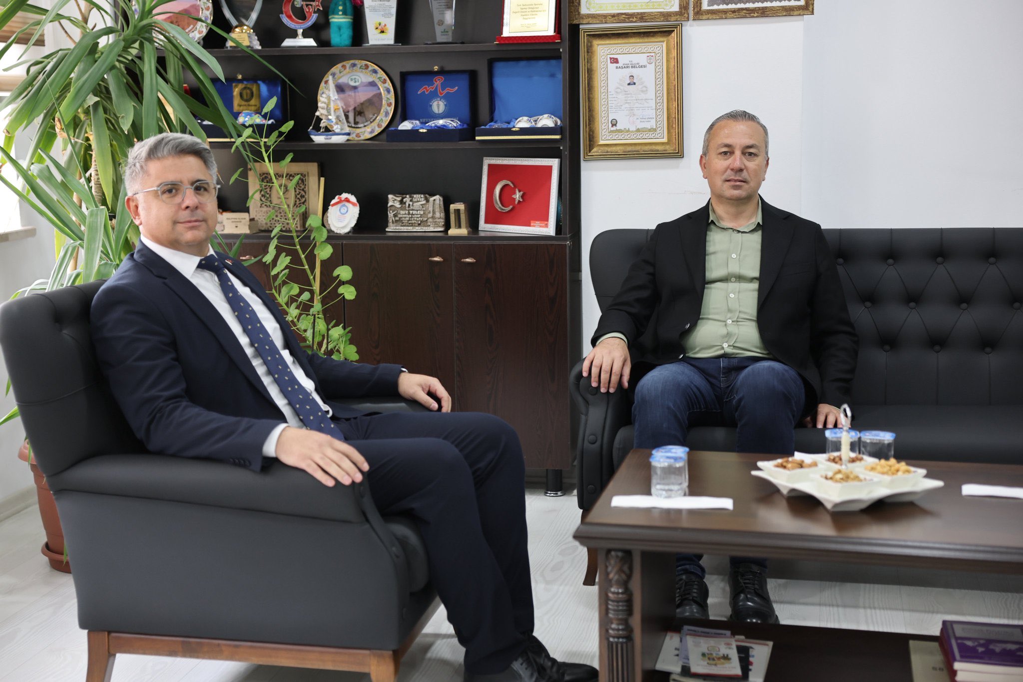 Sivas Belediye Başkanı Sn. Adem Uzun, İl Müdürümüz Özgür Kırmızıtaş’ı ziyaret etti. Gerçekleştirilen görüşmede kurumlar arası işbirliğinin güçlendirilmesi ve ortak çalışmalar üzerine istişarelerde bulunuldu.