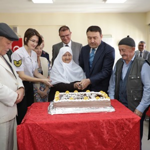 Dünya Yaşlılar Günü Kapsamında Valimiz Sayın Musa Işın Huzurevi Sakinlerimizi Ziyaret Etti - fotoğraf 1