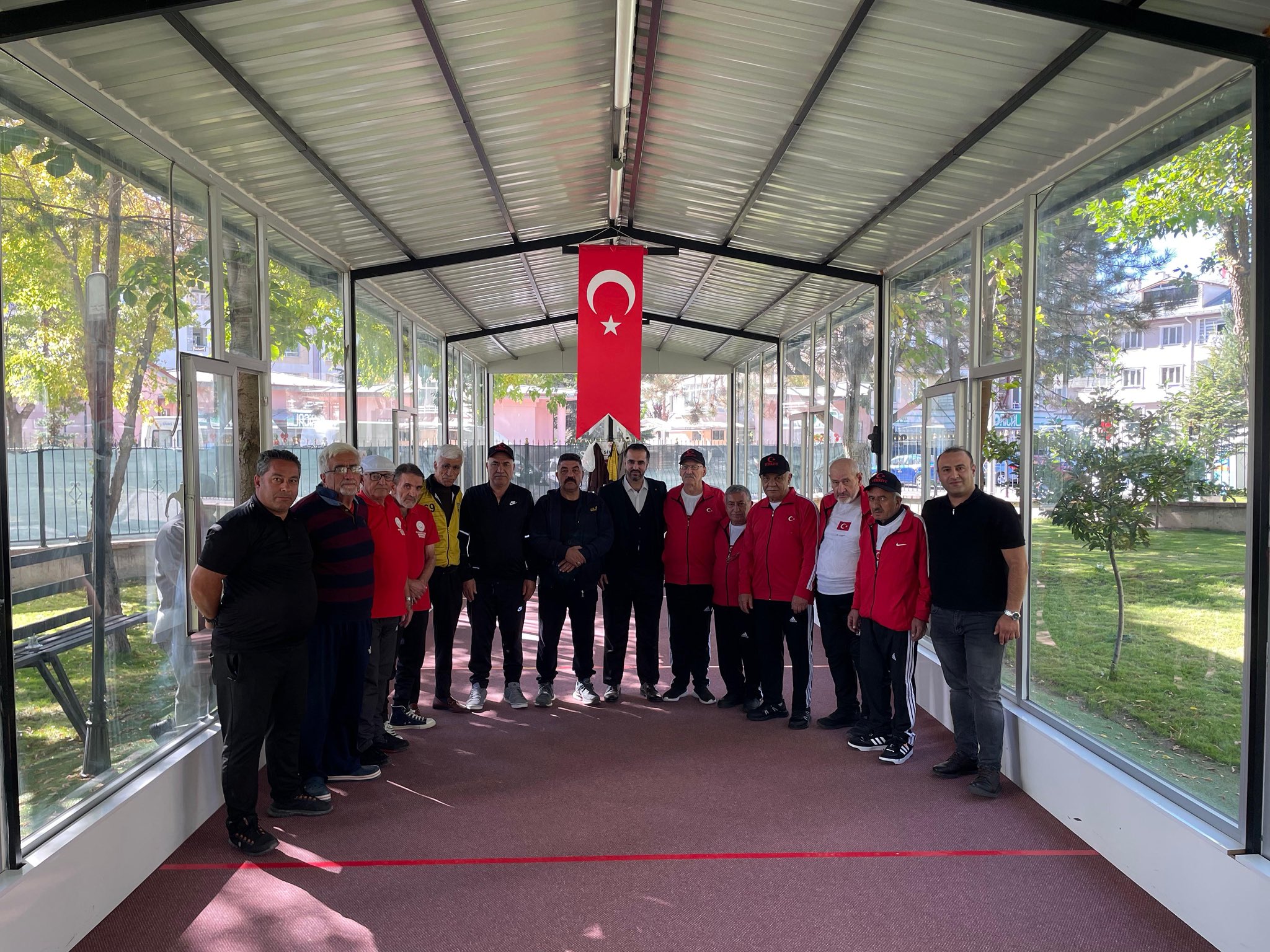 Huzur Gençler Bocce Ligi grup maçlarında, Sivas İhramcızade İsmail Hakkı Toprak Huzurevi sakinlerimiz Bayburt Huzurevi ekibini ağırladı. Yaş almış çınarlarımızın centilmence mücadele ettiği müsabakada renkli ve keyifli anlar yaşandı.