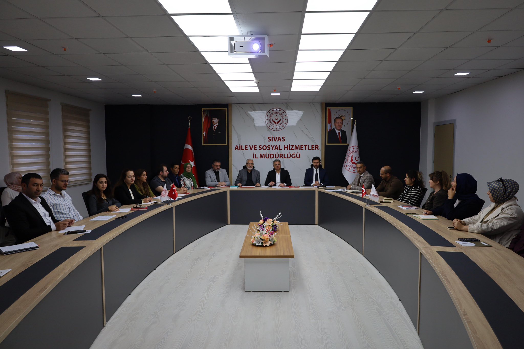 İl Müdürümüz Özgür Kırmızıtaş başkanlığında, İl Müdür Yardımcılarımız, birim sorumlularımız ve kuruluş temsilcilerimizin katılımıyla 2025 yılı 2. Çeyrek Genel Durum Değerlendirme Toplantısı gerçekleştirildi.