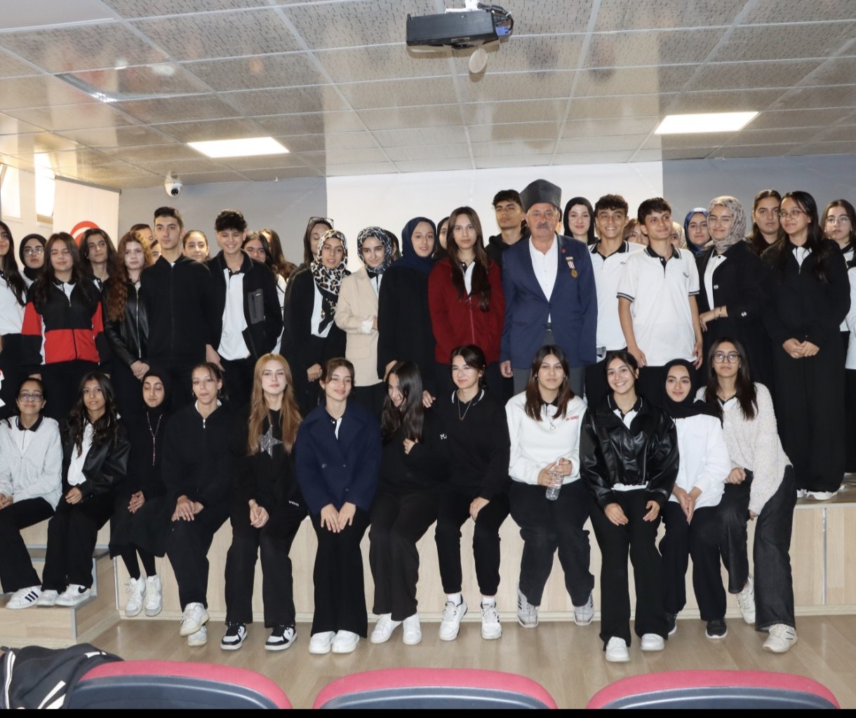 Vatan ve Kahramanlık Buluşmaları'nda Kıbrıs Gazimizle bir araya gelmenin onurunu yaşadık.  Fedakârlığın, kardeşliğin ve vatan sevgisinin anlamını bir kez daha hissettik.  Tüm şehit ve gazilerimizi saygı, rahmet ve minnetle anıyoruz.