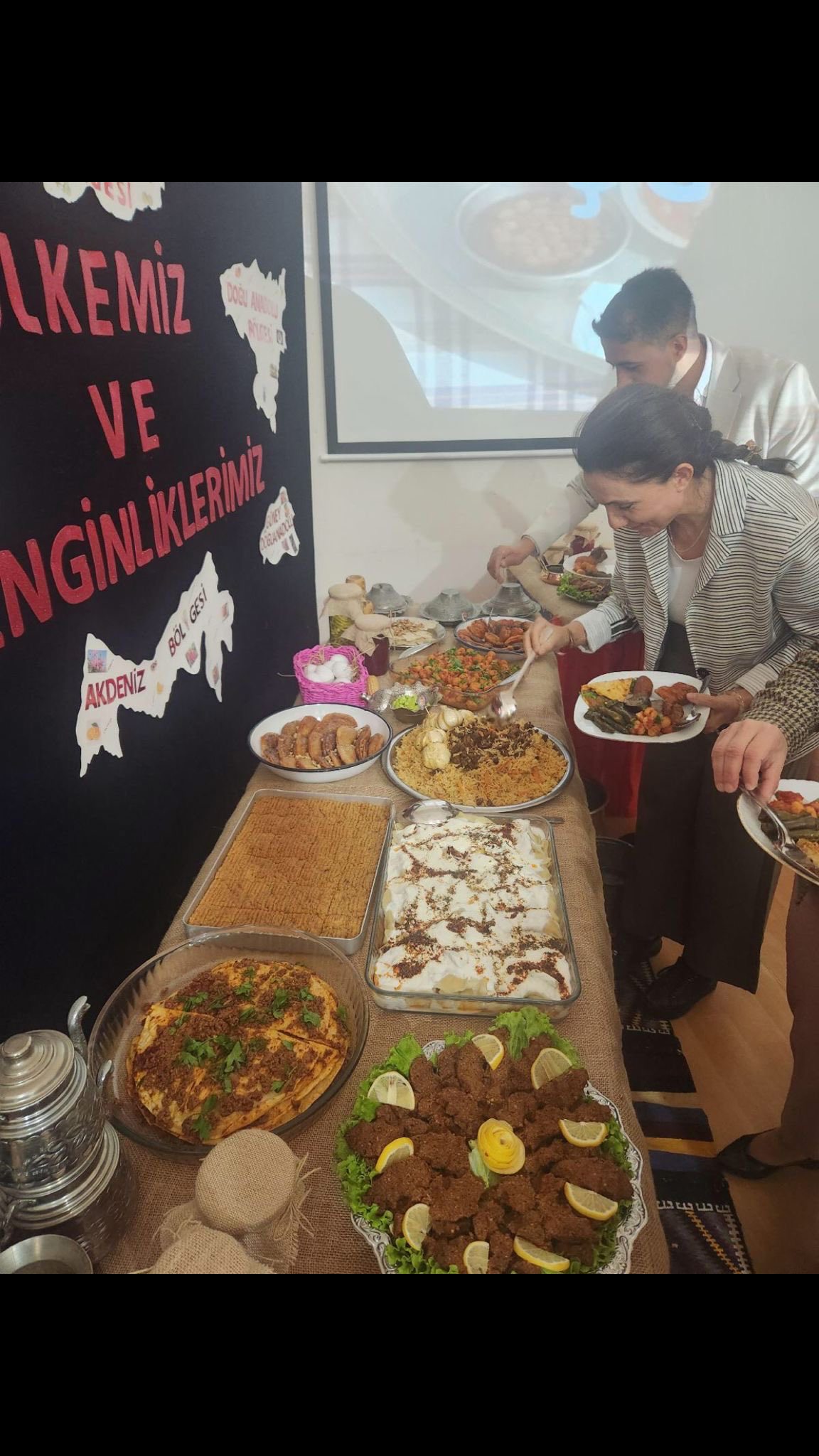 İl Müdürümüz Arzu ÇINGIR, Erciyes Çocuk Evleri Sitesi'nde Kızlarımızın El Emeğiyle Hazırlanan Yöresel Yemek Etkinliğine Katılım Sağlandı.  - fotoğraf 2