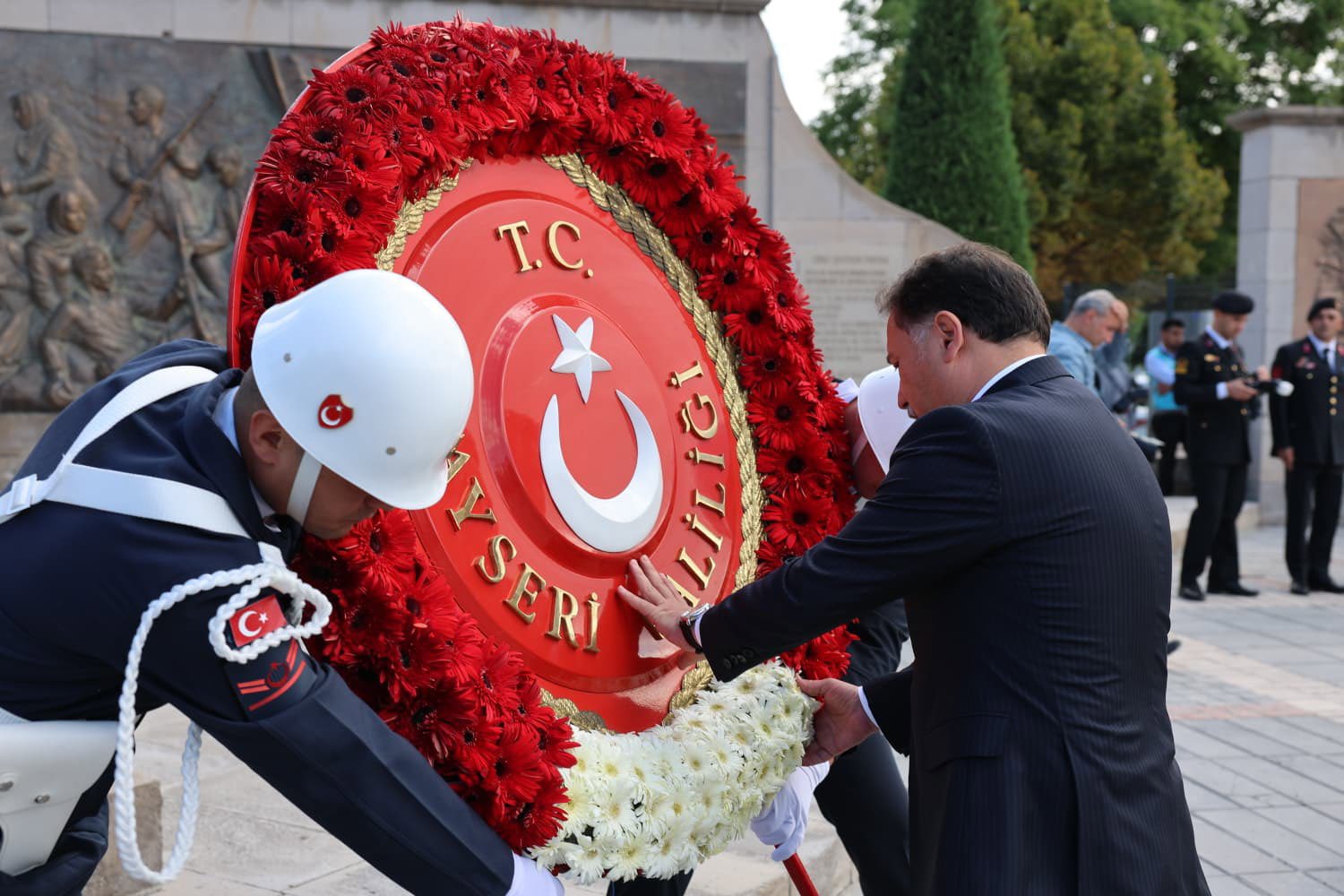 “19 Eylül Gaziler Günü” Münasebetiyle Cumhuriyet Meydanı’nda Düzenlenen Atatürk Anıtı’na Çelenk Sunma Töreni - fotoğraf 1