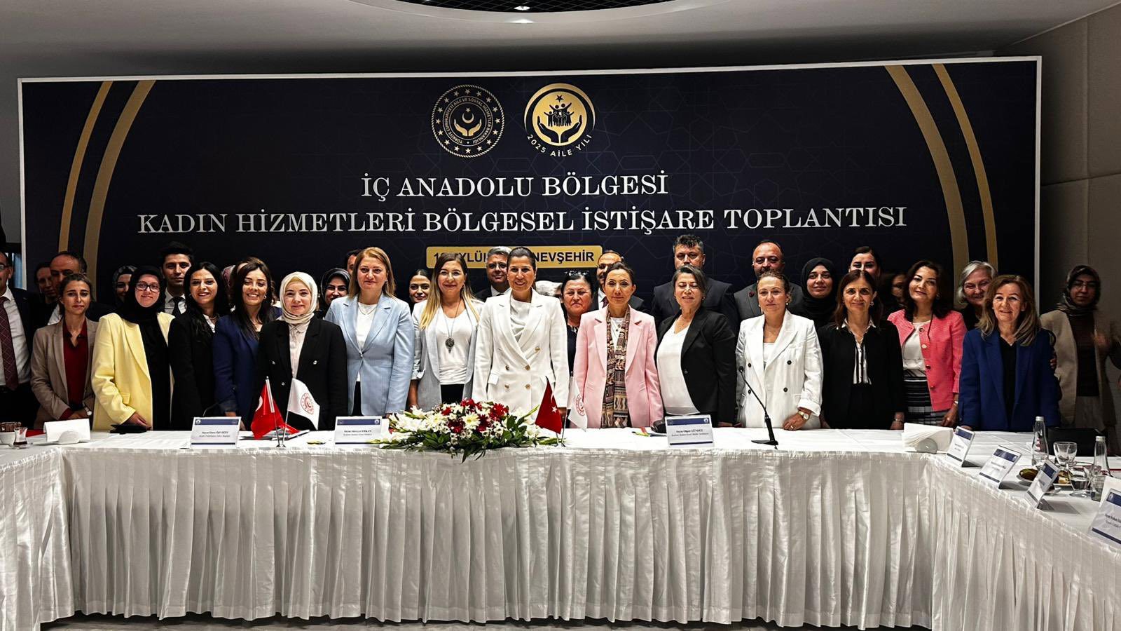 Sayın Mahinur ÖZDEMİR GÖKTAŞ’ın Başkanlığında Nevşehir’de Gerçekleştirilen İç Anadolu Bölgesi Kadın Hizmetleri Bölgesel İstişare Toplantısı - fotoğraf 4