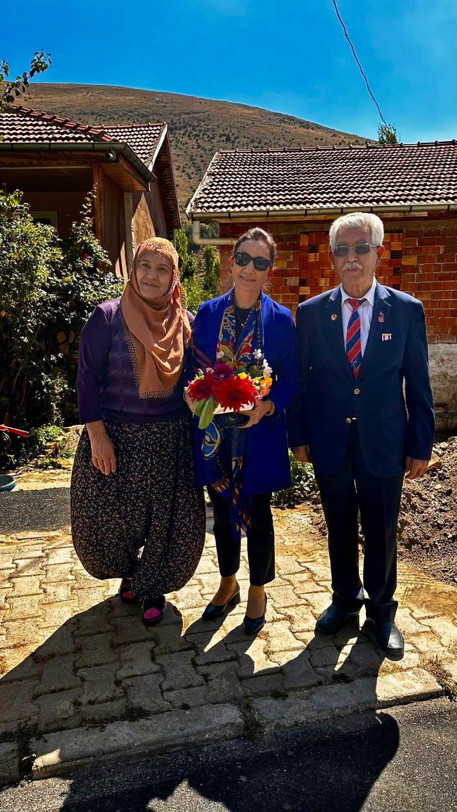 Kıbrıs Gazimiz İdris Aslan’ın Eşi ve Ailesini Hanelerinde Ziyaret - fotoğraf 2