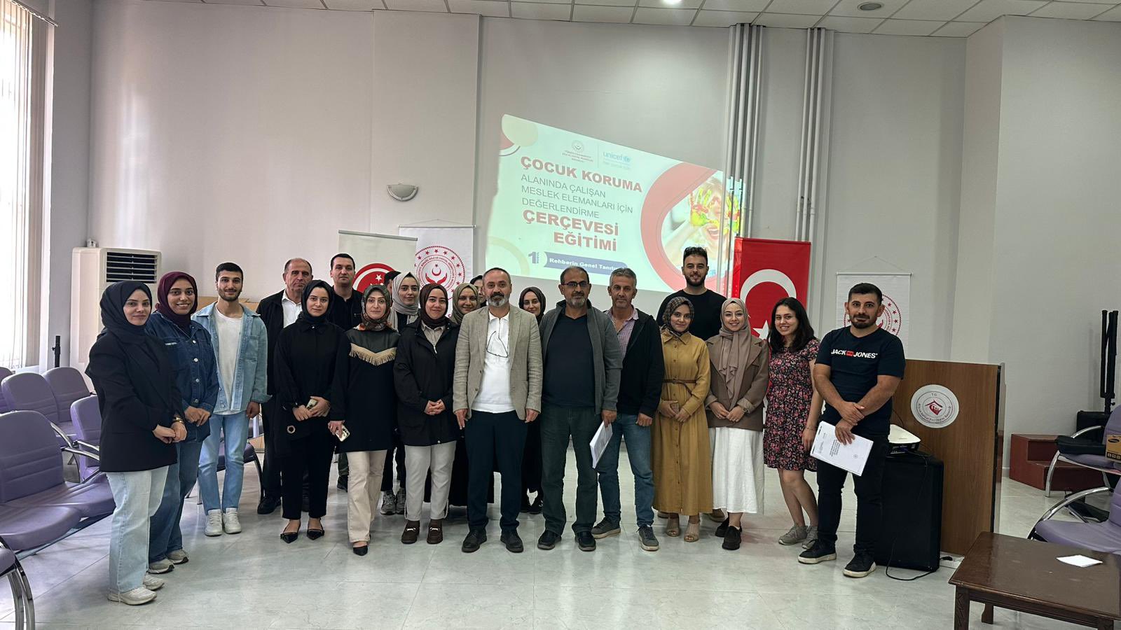 Bingöl Aile ve Sosyal Hizmetler İl Müdürlüğü tarafından, çocuk koruma alanında görev yapan personellere yönelik “Çocuk Koruma Alanında Çalışan Meslek Elemanlarının Güçlendirilmesi Eğitimi” düzenlendi. 