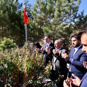 Kahraman Şehidimiz Mahmut İkibeş, Adilcevaz'da kabri başında dualarla anıldı - fotoğraf 2