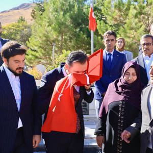 Kahraman Şehidimiz Mahmut İkibeş, Adilcevaz'da kabri başında dualarla anıldı - fotoğraf 1