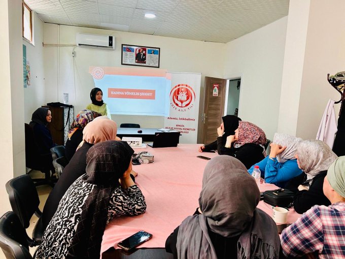 “Kadına Yönelik Şiddetle Mücadele ve Aile İçi İletişim” konulu bir eğitim kampanyası gerçekleştirdi. 