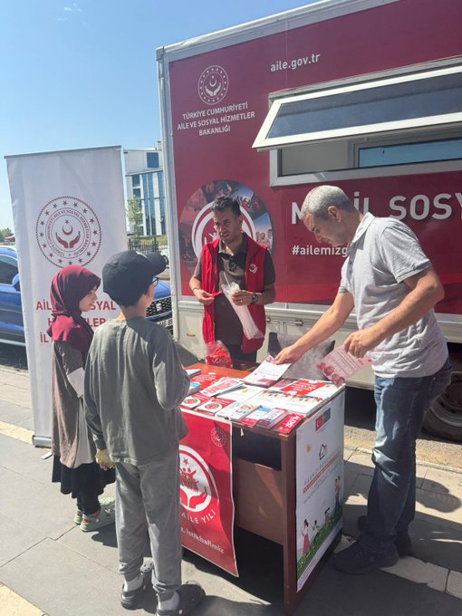 SHM Mobil Hizmet Aracımız Halkımızın Hizmetinde Bakanlığımız tarafından gönderilen Sosyal Hizmet Merkezi (SHM) Mobil Hizmet Aracı, faaliyetlerimize daha hızlı ve etkin hizmet sunmak amacıyla Müdürlüğümüz koordinesinde kurulmuştur. 